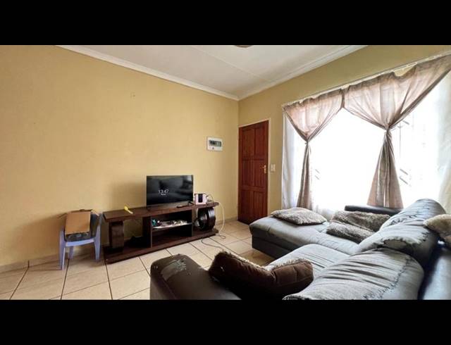 2 BEDROOM TOWNHOUSE FOR SALE IN THE ORCHARDS
